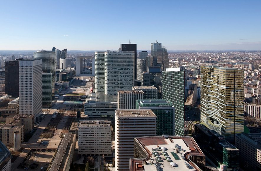 Tour Eqho dans skyline de la Défense-885X582